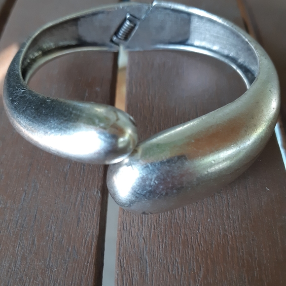 Silver tone bracelet. - Picture 2 of 6